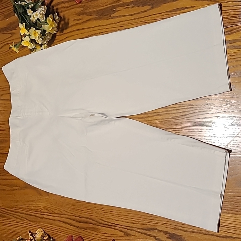 212 Collection White Strtech Capri Pants - Picture 3 of 8